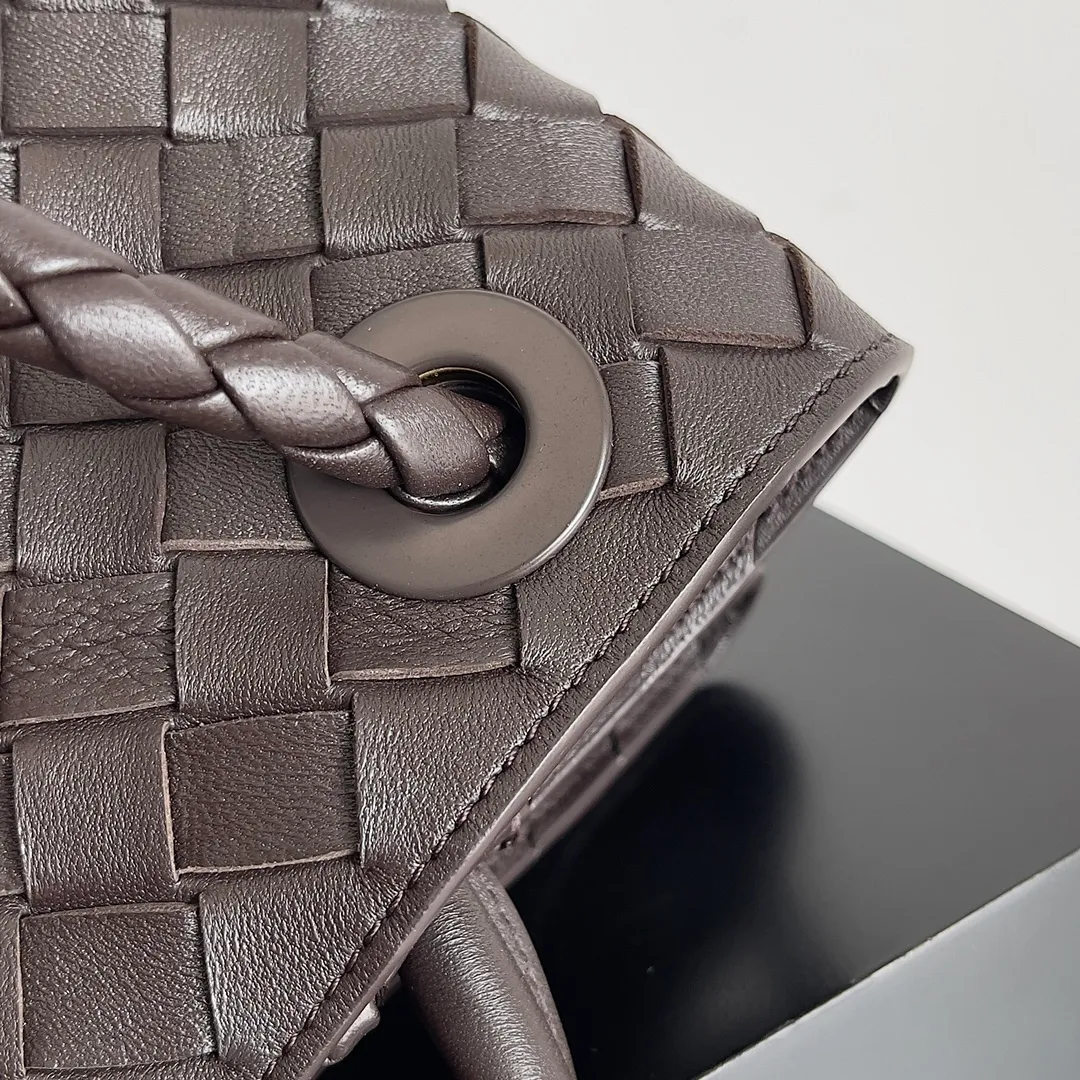 The 2023 new Andiamo batch of 2260 BV has been shipped‼ ️Really popular🔥The new Andiamo woven handbag launched by Bottega Veneta this season is really popular all over the world! ! Celebrities at home and abroad have worn it, and Oscar-winning actress Michelle Yeoh has taken it out on the street. Song Jia, Trai Yara, Yu Feihong, Sanji Ayaka, Rosie Hunting-Whiteley, Yoshioka Riho, etc. have all picked up this bag. It is classic and versatile, showing off its temperament, and the bag capacity is also large, which is very convenient for daily commuting! ! A variety of carrying methods, the shoulder straps can be adjusted by yourself, the original lambskin feels soft and delicate, and the unisex style breaks the gender boundaries and brings a more practical and long-lasting use experience. Andiamo, which has both elegant and casual styles, perfectly interprets the true appearance of "fashionable old money style". Style number: 743572 Size: 32*24*12